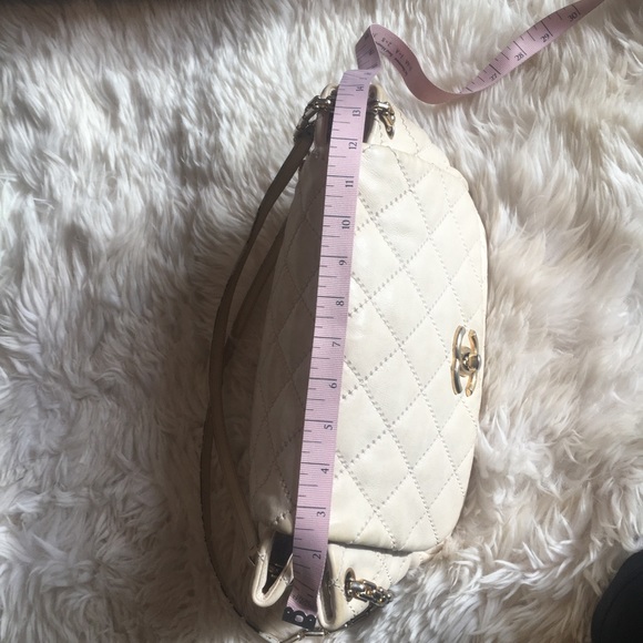 Chanel cream quilted bag GHW worn - Picture 10 of 10